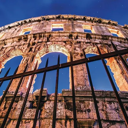 Stunning In * Pula