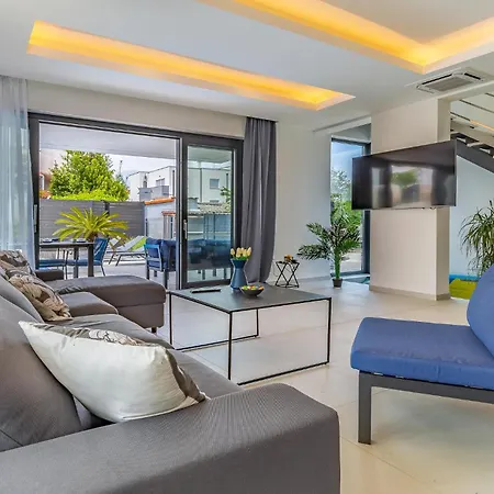 In With Kitchen Pula